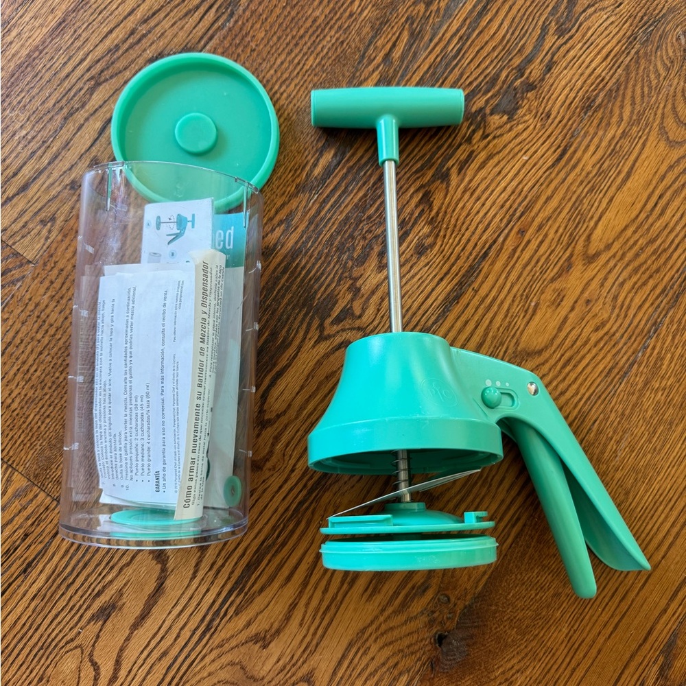 The Pampered Chef Green Batter Mixer and Dispenser